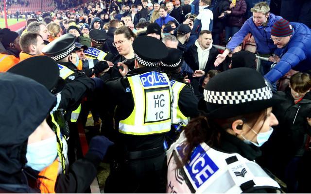 半岛体育下载-球场暴力频现竟是主客队球迷分区而坐惹的祸？